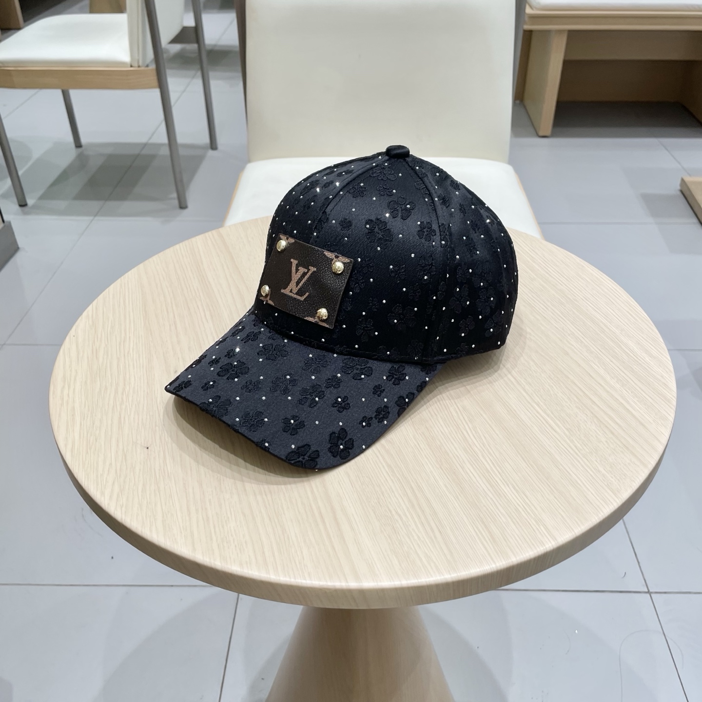  🧢路易威登棒球帽 LouisVuitton😍新款LV棒球帽，重工打造♥️高端大气，百搭款🤗男女通用！跑