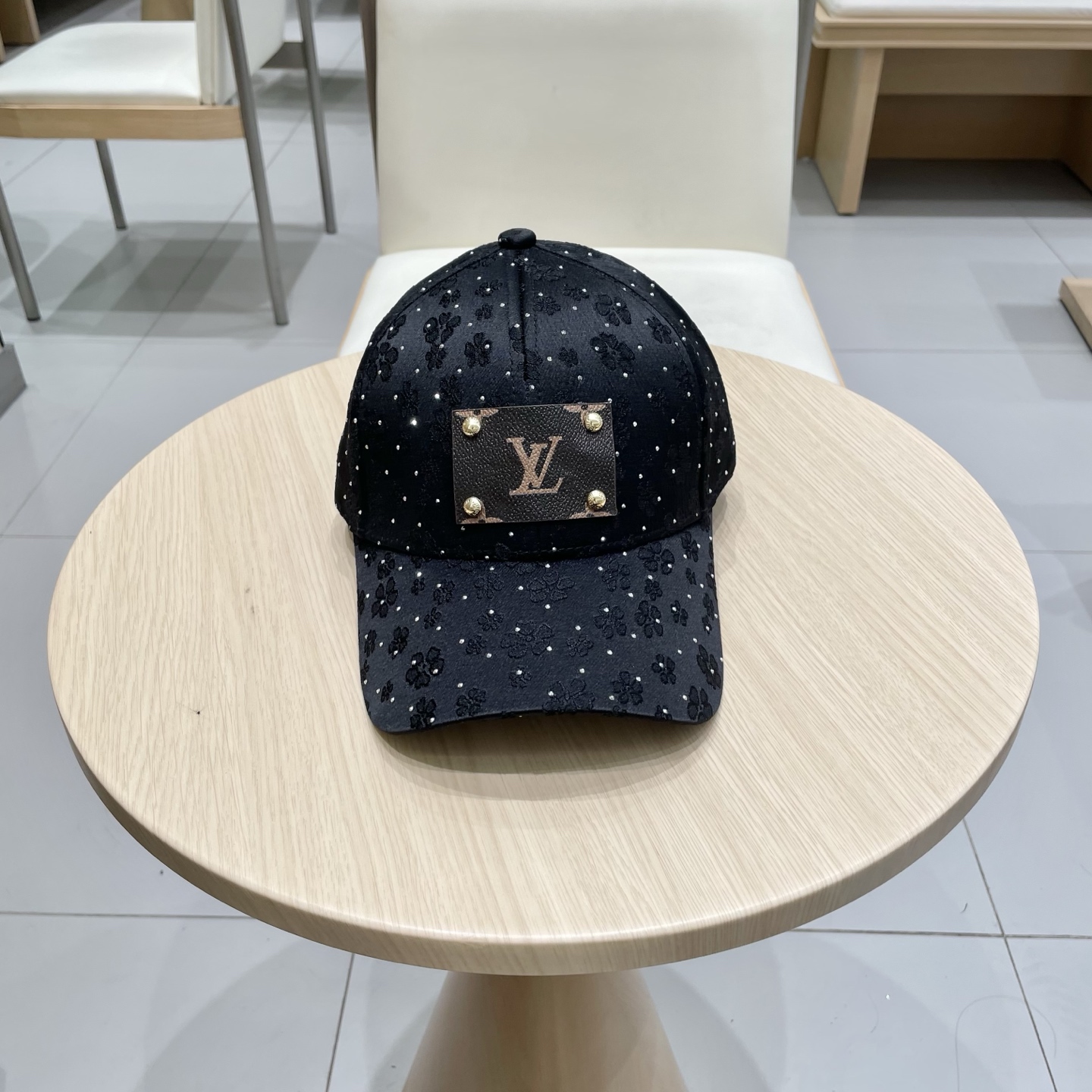  🧢路易威登棒球帽 LouisVuitton😍新款LV棒球帽，重工打造♥️高端大气，百搭款🤗男女通用！跑