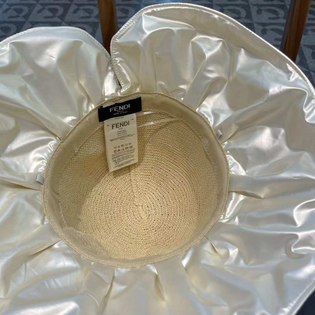 Chanel香奈儿春夏款牛仔棒球帽🧢，出街必备超好搭配，高品质 内标齐全，赶紧入手！