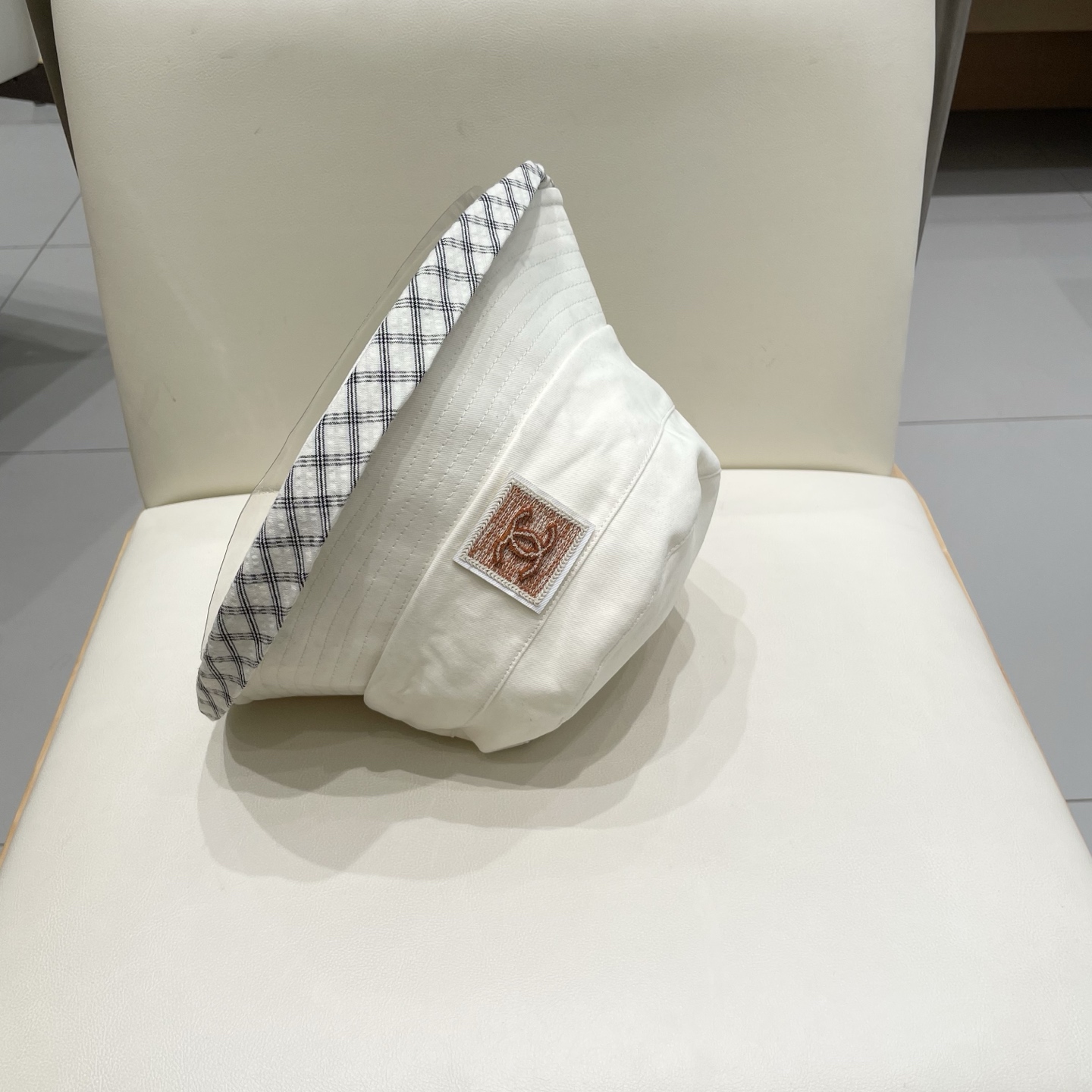  CHANEL香奈儿新款复古款渔夫帽🔸 节假日旅游带它出去美美哒❕  中古款哟.这种帽子不容易撞款 😬 