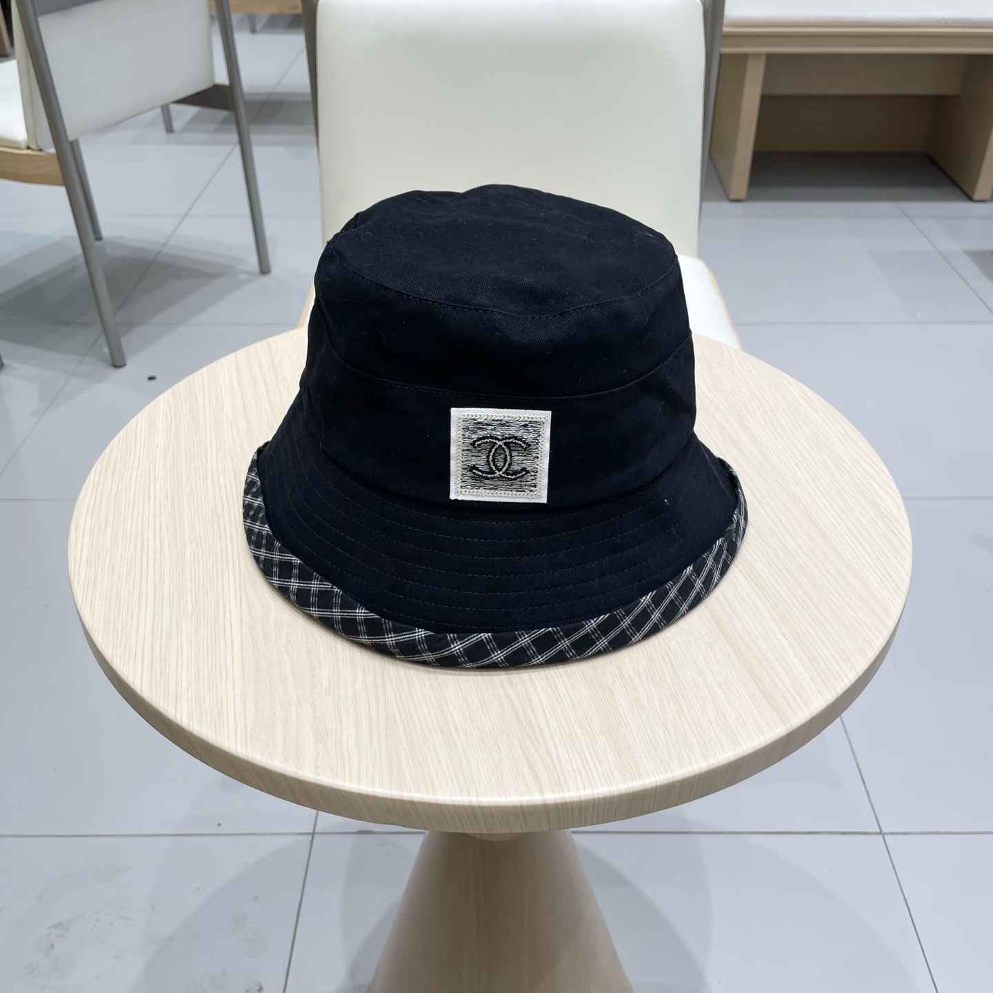 NO:221145,CHANEL Chanel new retro fisherman hat Take it out for a beautiful holiday travel, medieval style. This kind of hat is not easy to hit. Spot hat Fisherman hat Baseball hat Knitted hat, hat, chanel, chanel, espadrilles, hats19860909CHANEL香奈儿新款复古款渔夫帽 节假日旅游带它出去美美哒 中古款哟.这种帽子不容易撞款 现货帽子渔夫帽棒球帽针织帽,帽子,chanel,chanel,espadrilles,hats,hat