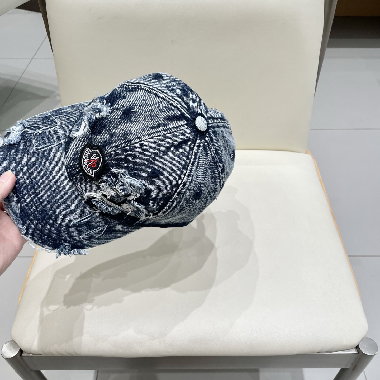 * 盟可睐 moncler 蒙口 破洞棒球帽
🌸🌸宝藏单品！做旧破坏刺绣鸭舌帽
百搭颜色👌超级显脸小 大