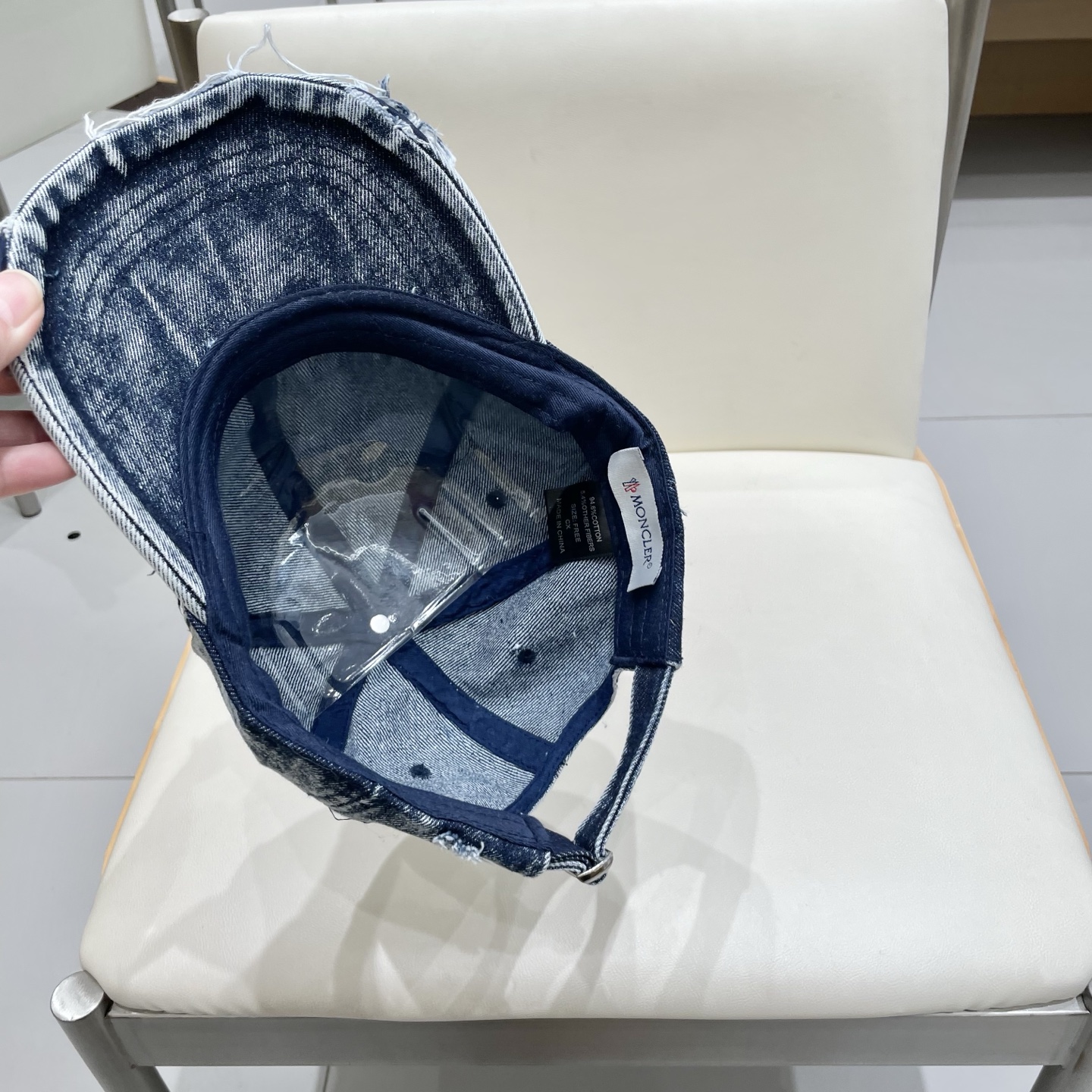 * 盟可睐 moncler 蒙口 破洞棒球帽
🌸🌸宝藏单品！做旧破坏刺绣鸭舌帽
百搭颜色👌超级显脸小 大