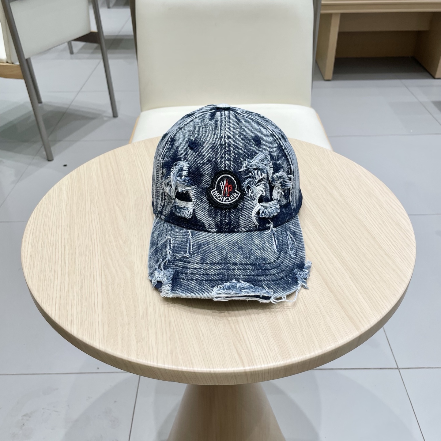 * 盟可睐 moncler 蒙口 破洞棒球帽
🌸🌸宝藏单品！做旧破坏刺绣鸭舌帽
百搭颜色👌超级显脸小 大