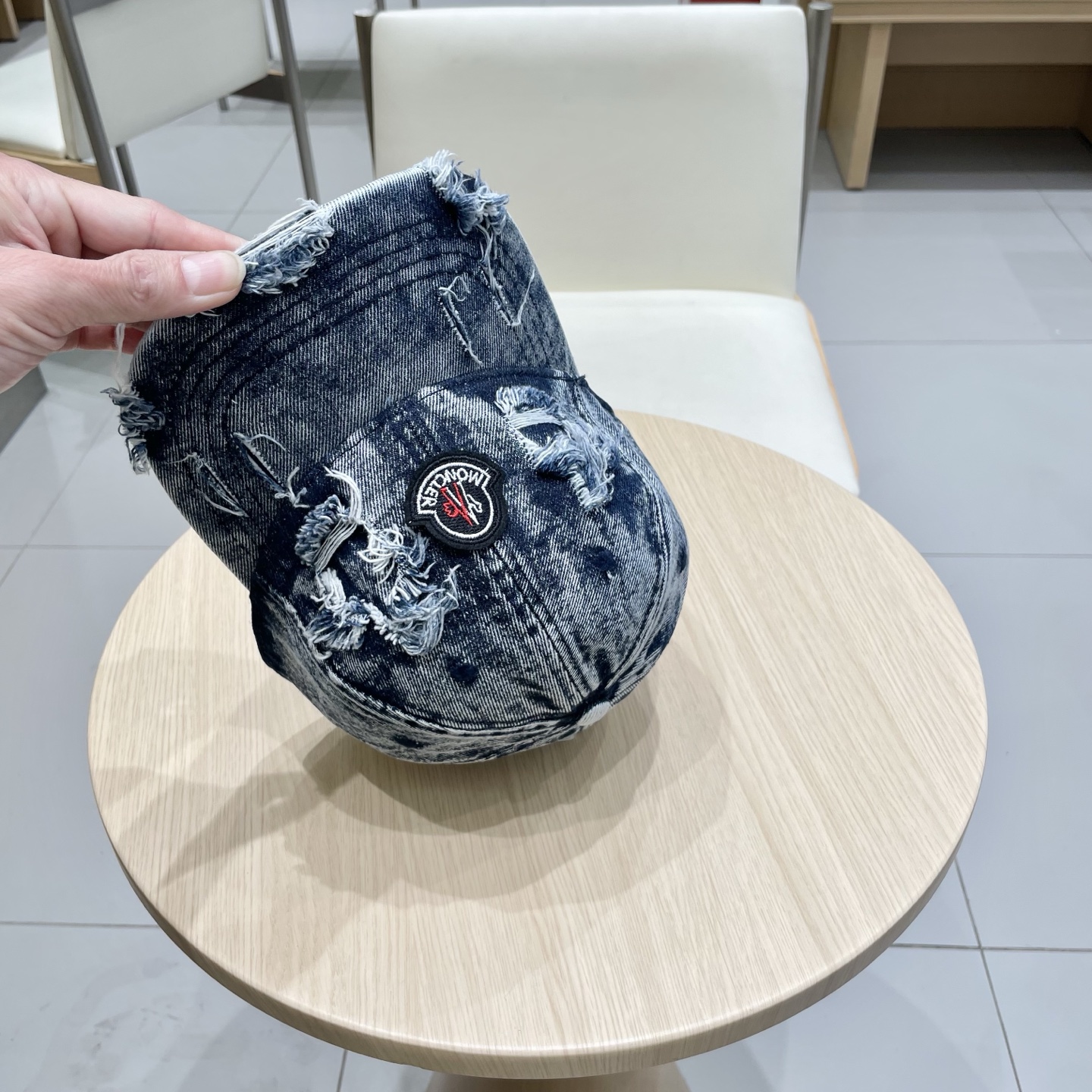 * 盟可睐 moncler 蒙口 破洞棒球帽
🌸🌸宝藏单品！做旧破坏刺绣鸭舌帽
百搭颜色👌超级显脸小 大