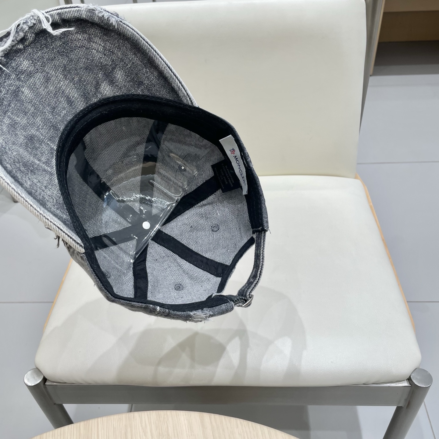 * 盟可睐 moncler 蒙口 破洞棒球帽
🌸🌸宝藏单品！做旧破坏刺绣鸭舌帽
百搭颜色👌超级显脸小 大