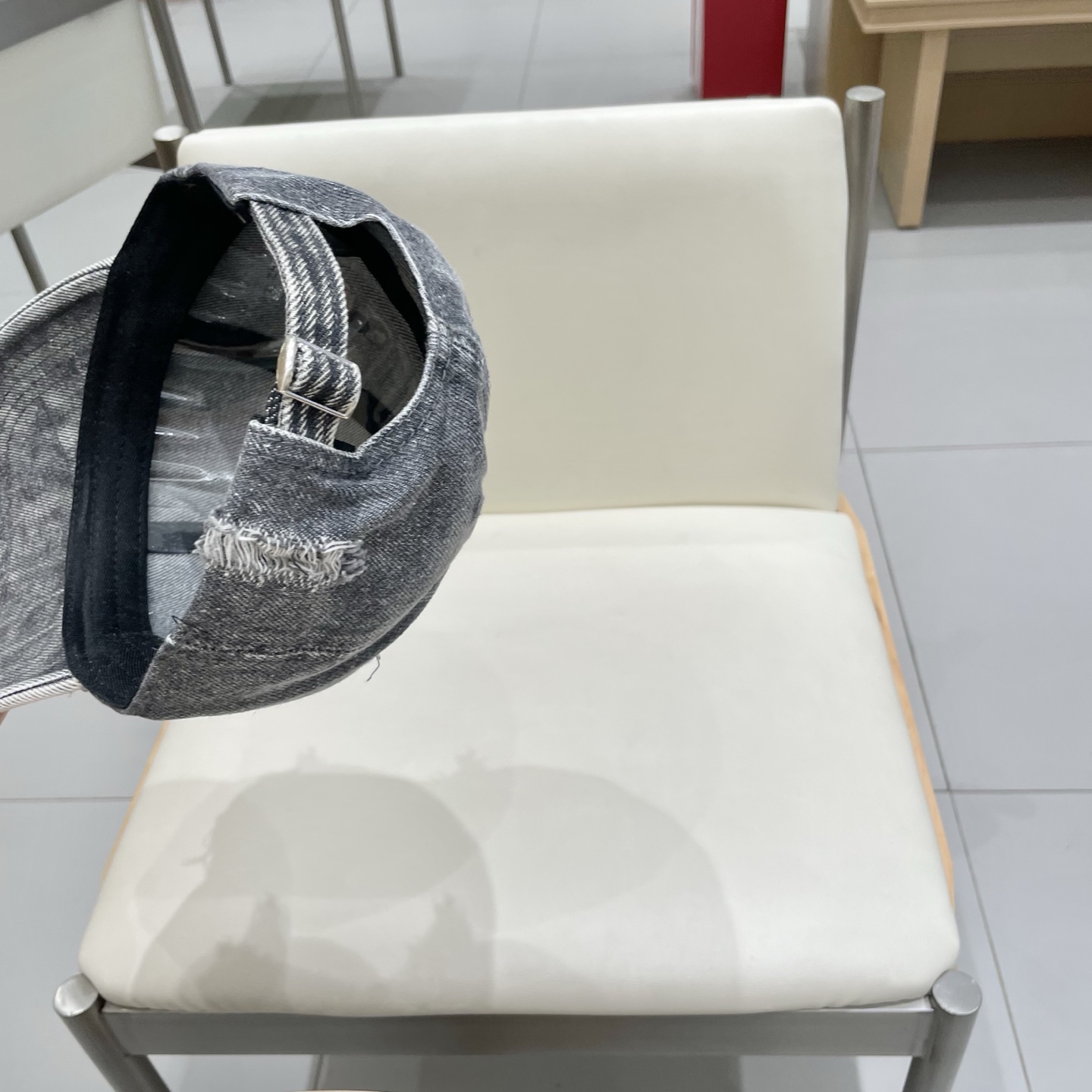 * 盟可睐 moncler 蒙口 破洞棒球帽
🌸🌸宝藏单品！做旧破坏刺绣鸭舌帽
百搭颜色👌超级显脸小 大