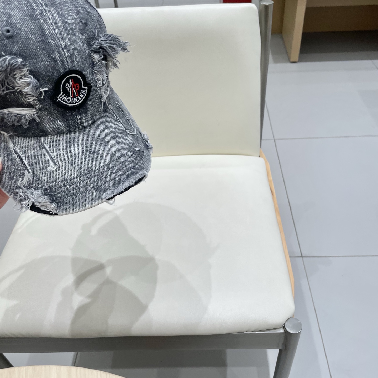 * 盟可睐 moncler 蒙口 破洞棒球帽
🌸🌸宝藏单品！做旧破坏刺绣鸭舌帽
百搭颜色👌超级显脸小 大