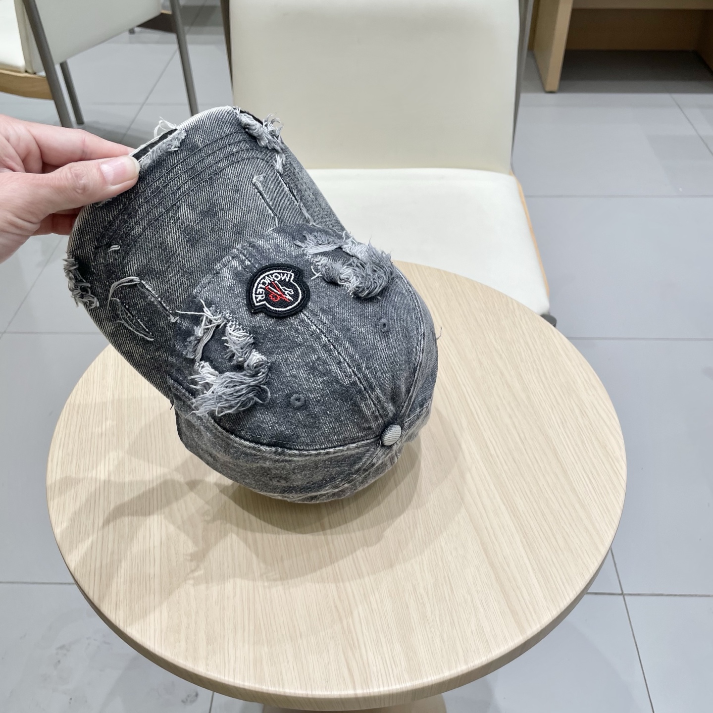 * 盟可睐 moncler 蒙口 破洞棒球帽
🌸🌸宝藏单品！做旧破坏刺绣鸭舌帽
百搭颜色👌超级显脸小 大