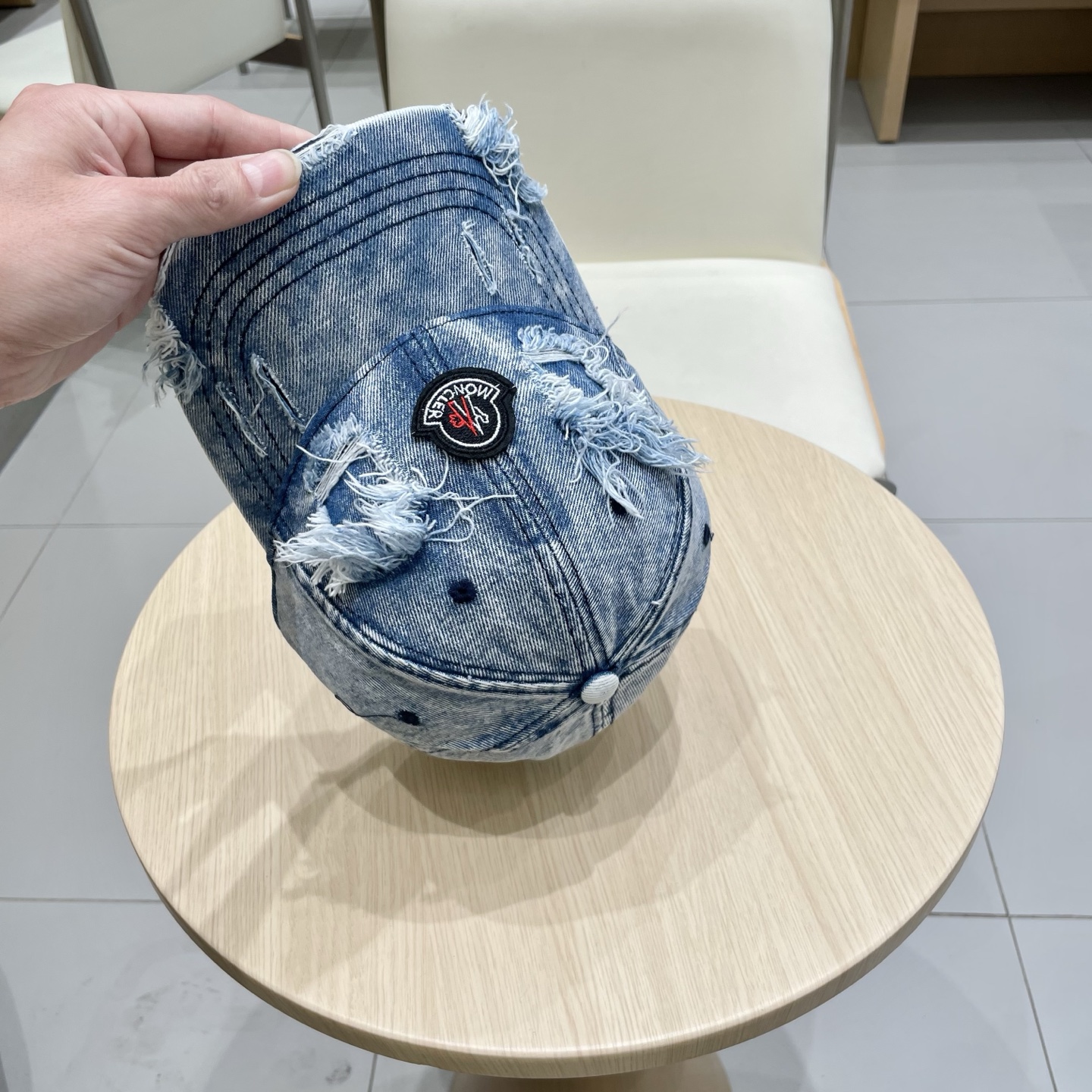 * 盟可睐 moncler 蒙口 破洞棒球帽
🌸🌸宝藏单品！做旧破坏刺绣鸭舌帽
百搭颜色👌超级显脸小 大