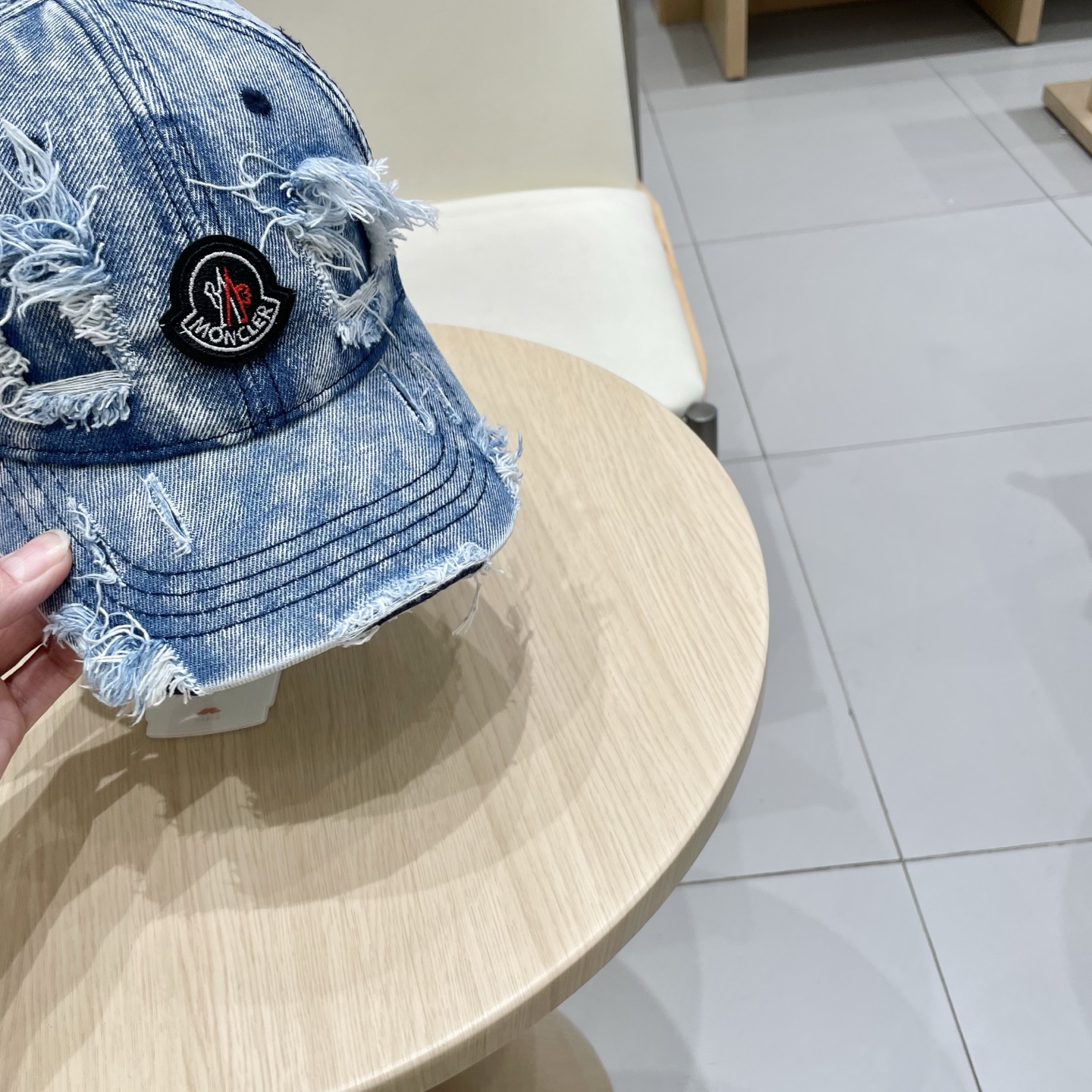 * 盟可睐 moncler 蒙口 破洞棒球帽
🌸🌸宝藏单品！做旧破坏刺绣鸭舌帽
百搭颜色👌超级显脸小 大