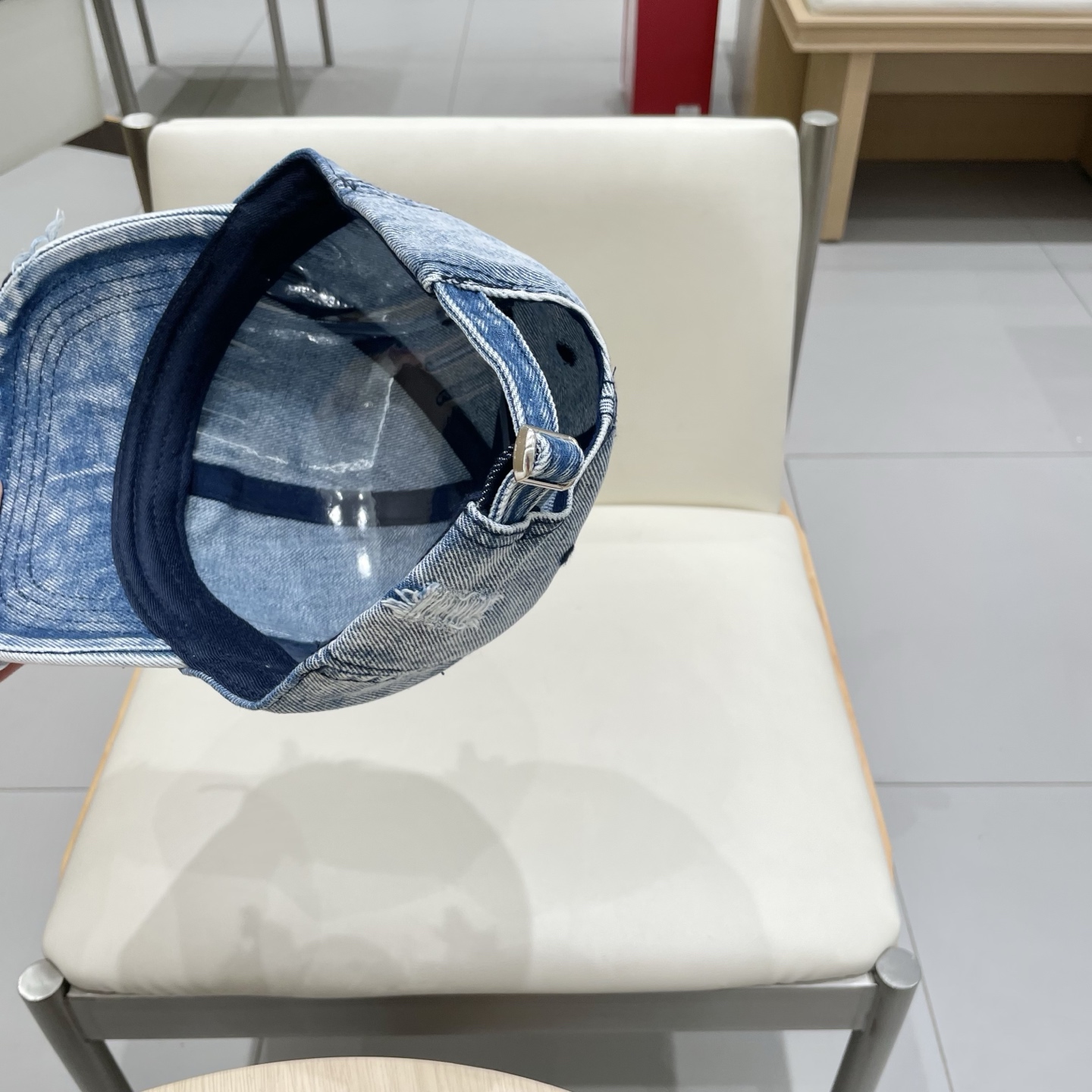 * 盟可睐 moncler 蒙口 破洞棒球帽
🌸🌸宝藏单品！做旧破坏刺绣鸭舌帽
百搭颜色👌超级显脸小 大