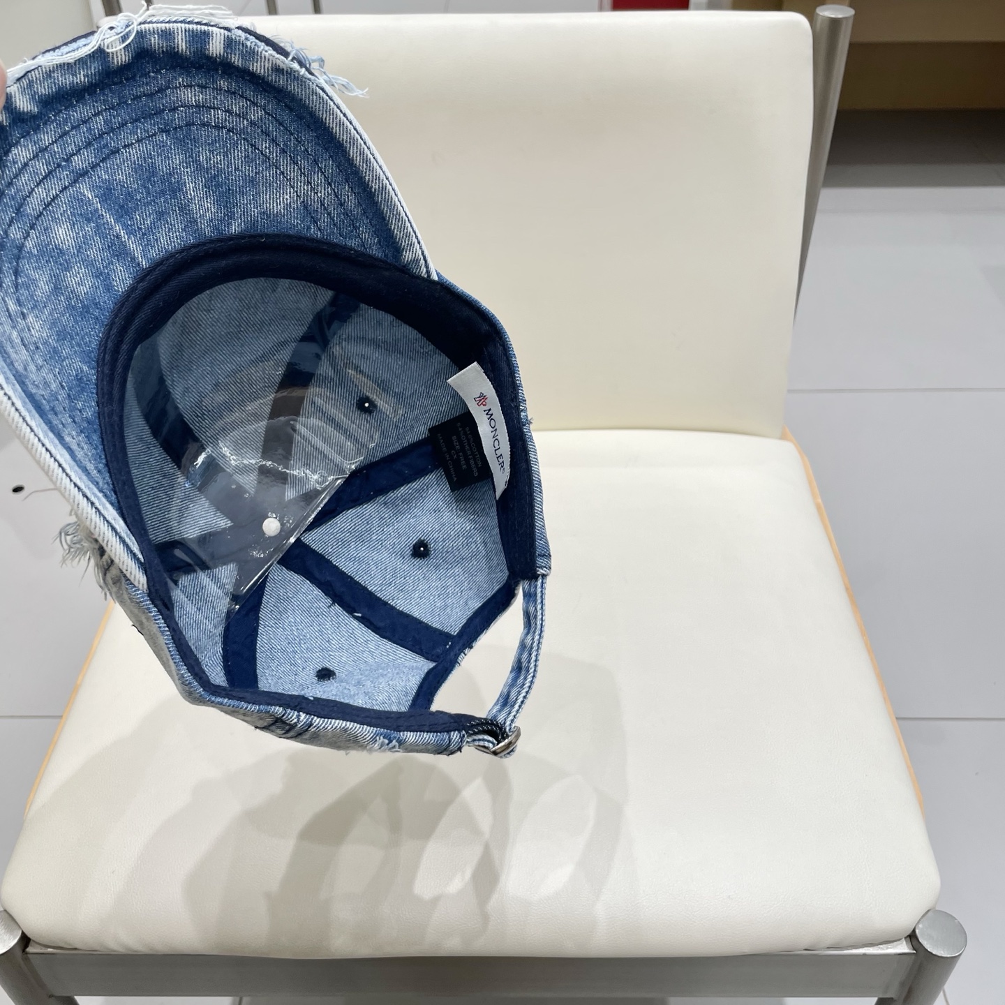 * 盟可睐 moncler 蒙口 破洞棒球帽
🌸🌸宝藏单品！做旧破坏刺绣鸭舌帽
百搭颜色👌超级显脸小 大