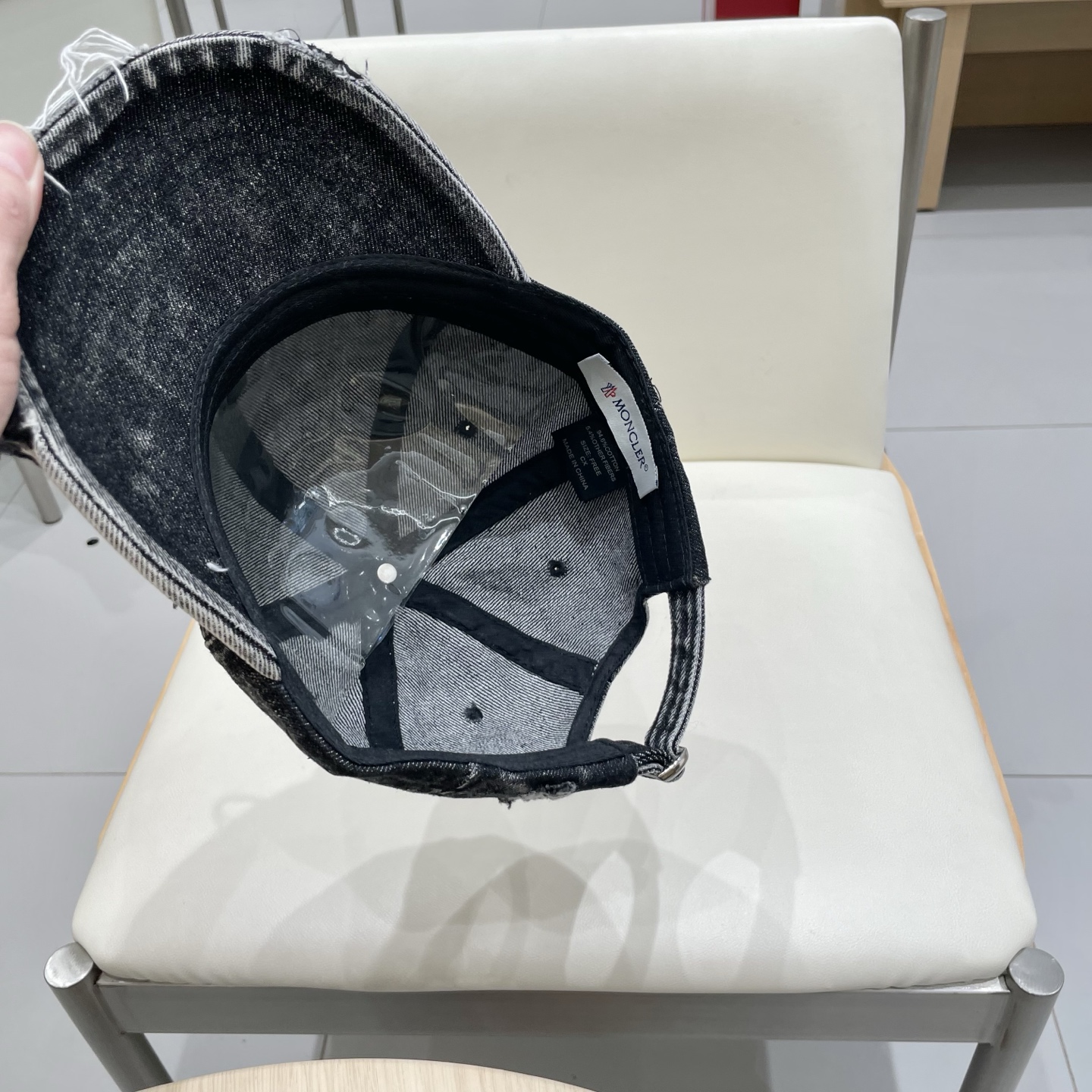 * 盟可睐 moncler 蒙口 破洞棒球帽
🌸🌸宝藏单品！做旧破坏刺绣鸭舌帽
百搭颜色👌超级显脸小 大