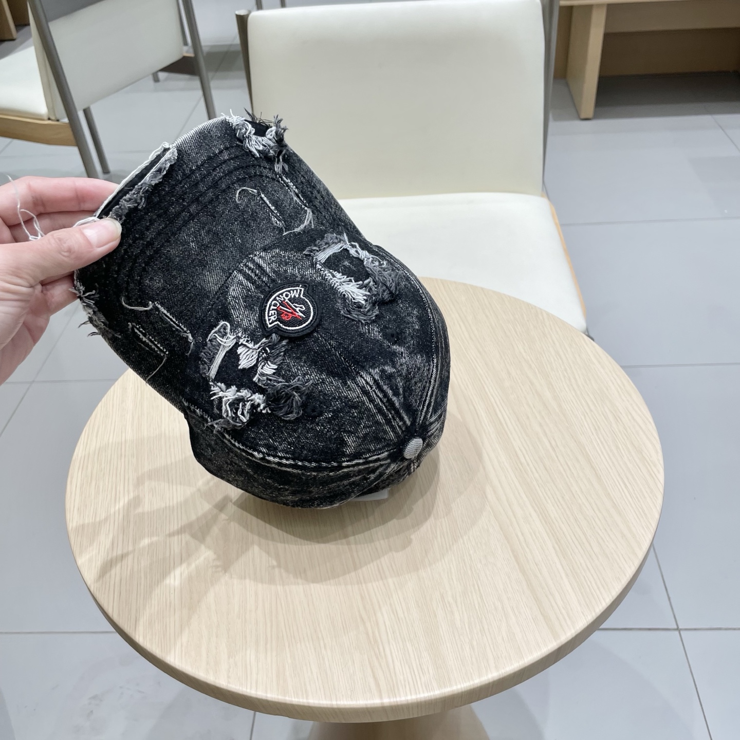 * 盟可睐 moncler 蒙口 破洞棒球帽
🌸🌸宝藏单品！做旧破坏刺绣鸭舌帽
百搭颜色👌超级显脸小 大