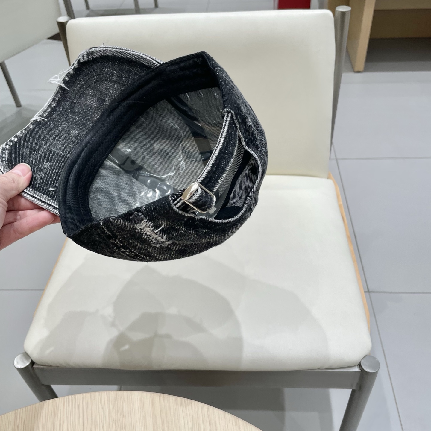 * 盟可睐 moncler 蒙口 破洞棒球帽
🌸🌸宝藏单品！做旧破坏刺绣鸭舌帽
百搭颜色👌超级显脸小 大