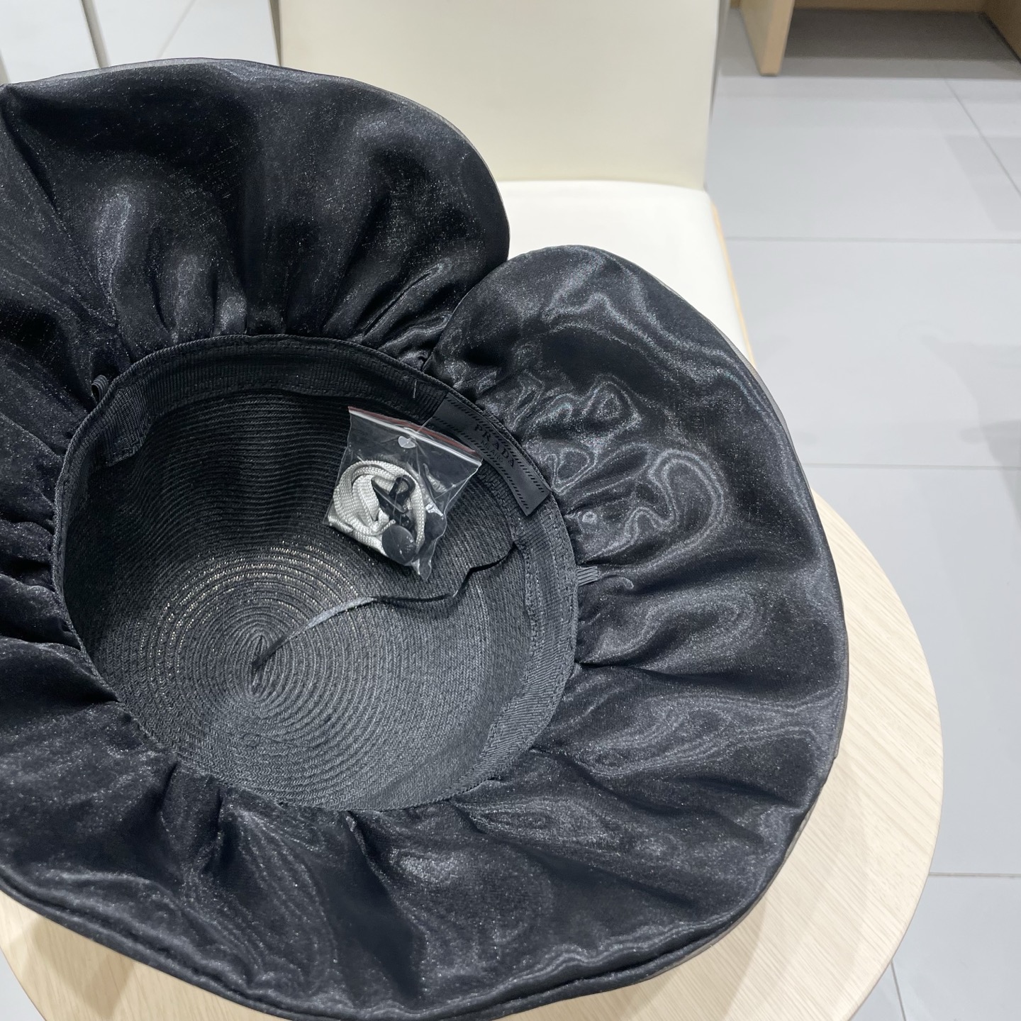  Prada普拉达夏季防晒帽女子2025新款出游防紫外线大檐遮阳脸蝴蝶结太阳渔夫帽