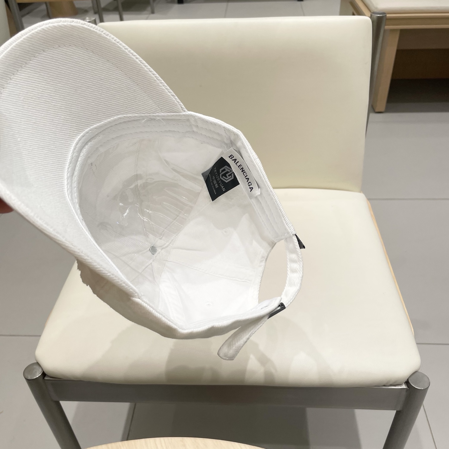  🔥BALENCIAGA巴黎世家新款logo棒球帽，很酷的色系，男女佩戴都有不同style，第一批抢先出