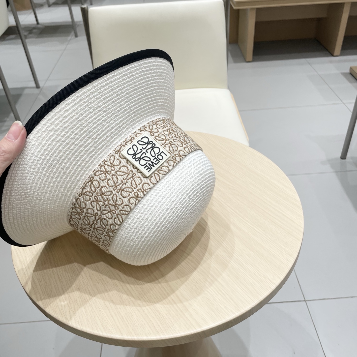  【LOEWE罗意威】
2025新款大牌编织圆顶草帽  夏天海边首选～
新款材质编织而成～质感满分💯