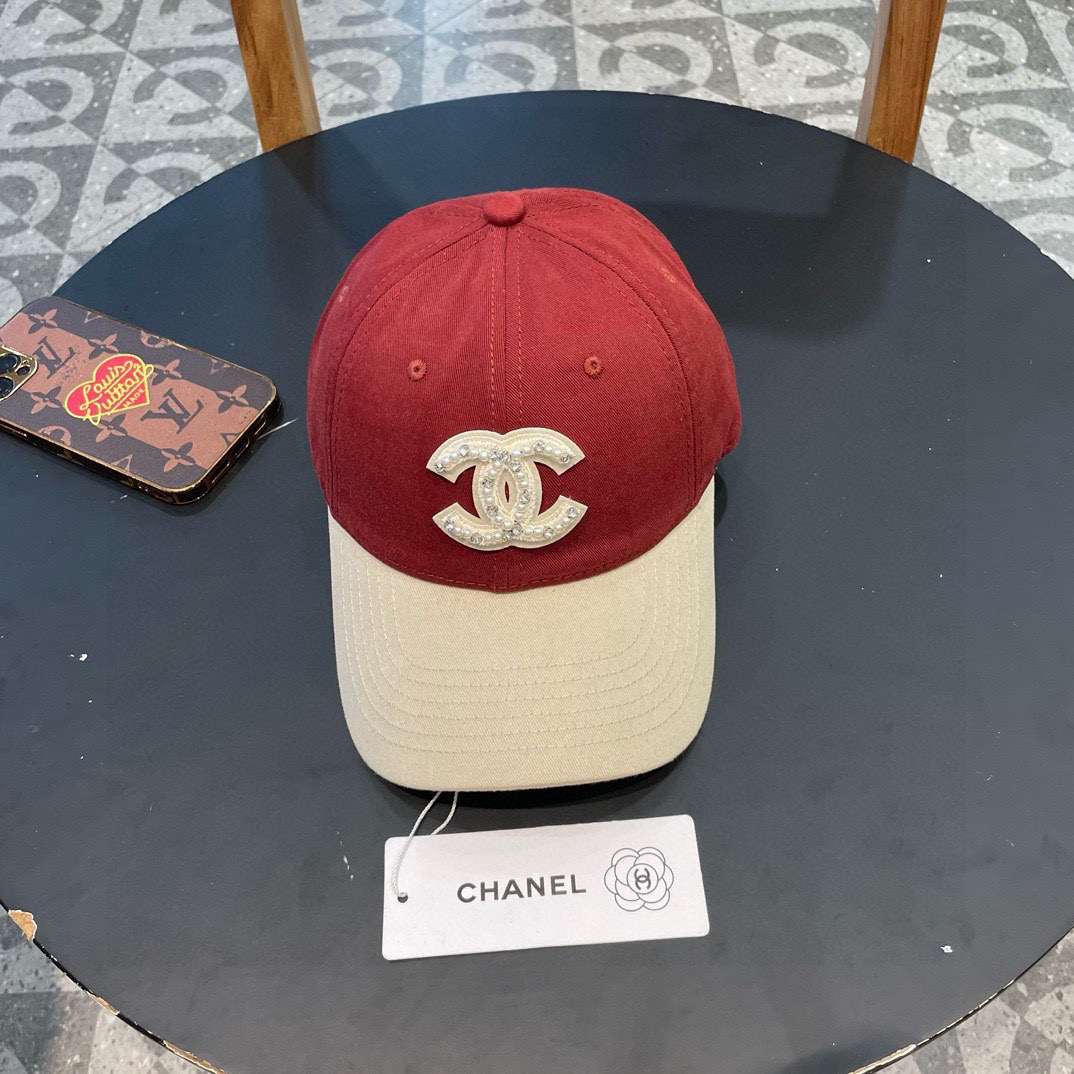 香奈儿新款拼色棒球帽，很酷的色系，男女佩戴都有不同style，第一批抢先出货！香粉必入款！