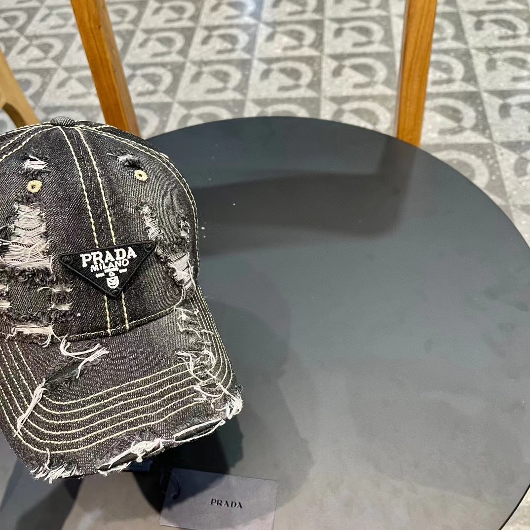  Pr@da 普拉达牛仔布倒三角棒球帽
星星洗水牛仔色，秀场同款，面料柔软舒适
百搭休闲款，闭眼入！