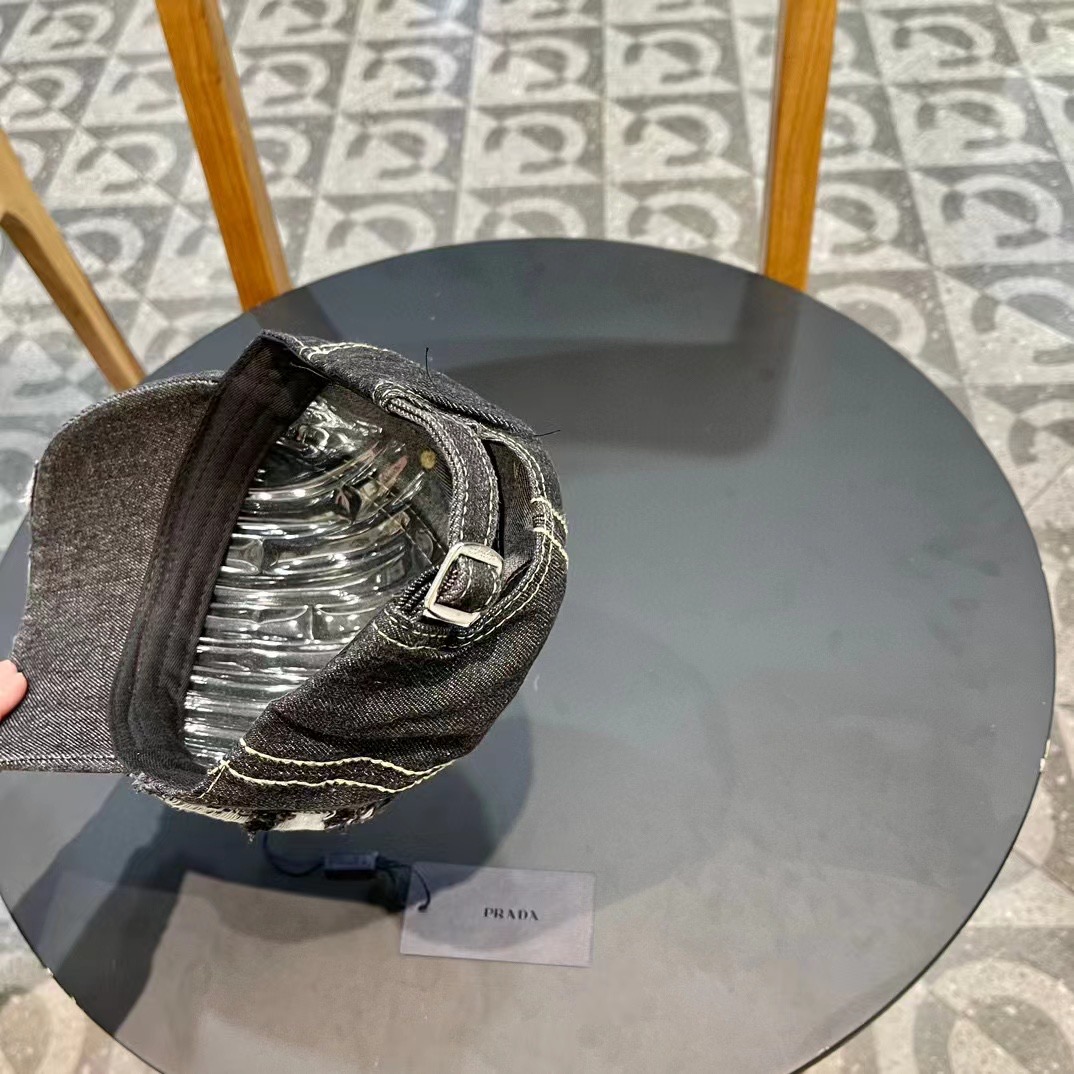  Pr@da 普拉达牛仔布倒三角棒球帽
星星洗水牛仔色，秀场同款，面料柔软舒适
百搭休闲款，闭眼入！