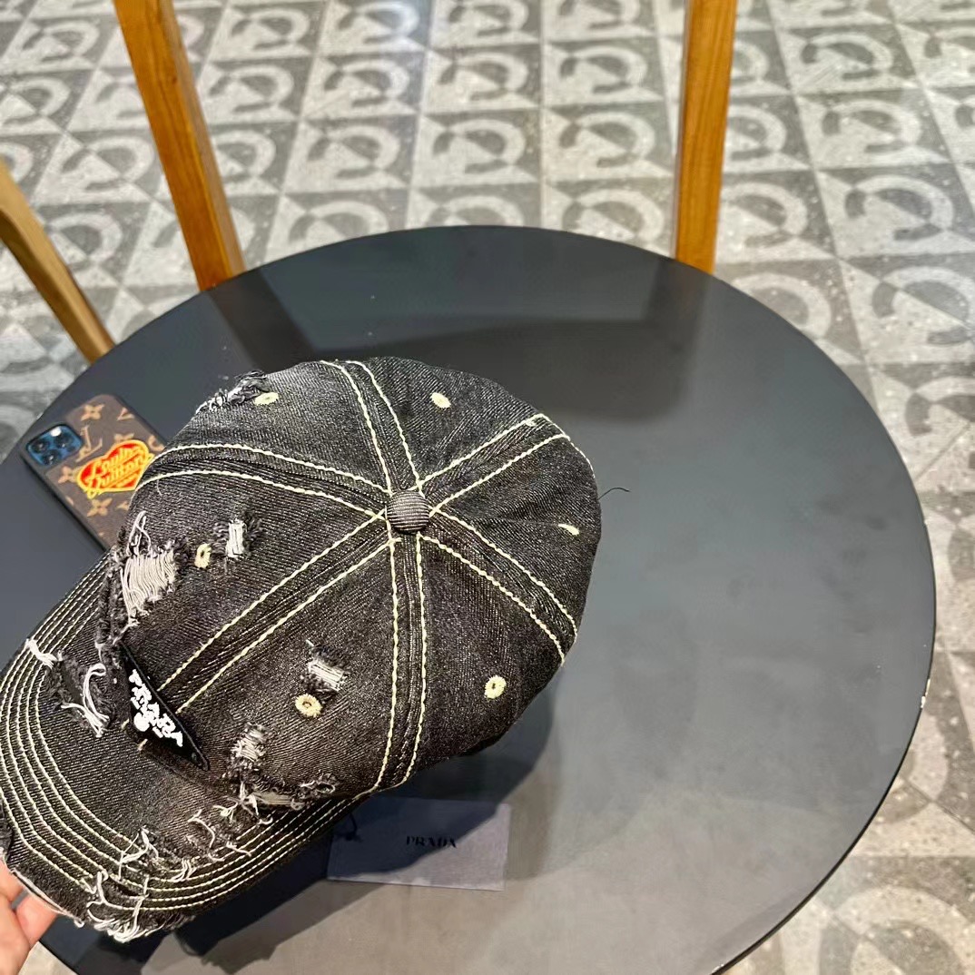  Pr@da 普拉达牛仔布倒三角棒球帽
星星洗水牛仔色，秀场同款，面料柔软舒适
百搭休闲款，闭眼入！