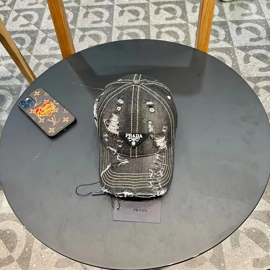  Pr@da 普拉达牛仔布倒三角棒球帽
星星洗水牛仔色，秀场同款，面料柔软舒适
百搭休闲款，闭眼入！