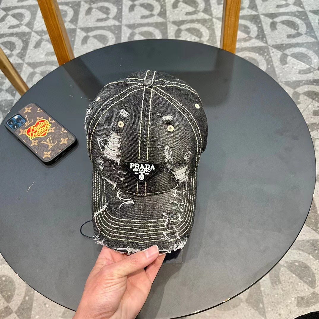  Pr@da 普拉达牛仔布倒三角棒球帽
星星洗水牛仔色，秀场同款，面料柔软舒适
百搭休闲款，闭眼入！