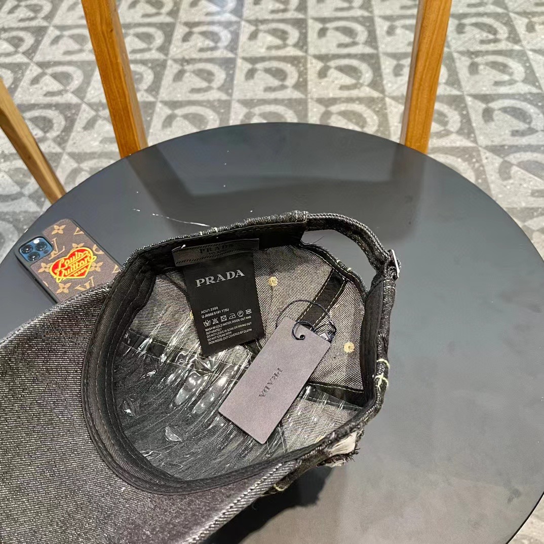  Pr@da 普拉达牛仔布倒三角棒球帽
星星洗水牛仔色，秀场同款，面料柔软舒适
百搭休闲款，闭眼入！