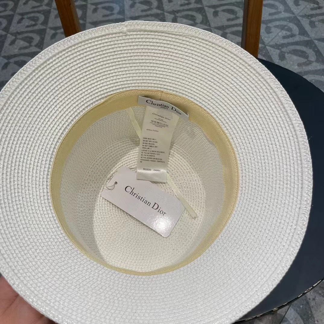    Dior迪奥新款草帽，高密度制作，一顶超级有品位的草帽了~出街首选！帽型超美腻颜色妥妥，轻便携带！