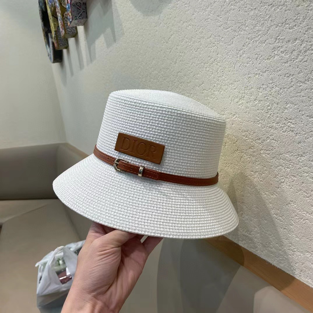    Dior迪奥新款草帽，高密度制作，一顶超级有品位的草帽了~出街首选！帽型超美腻颜色妥妥，轻便携带！