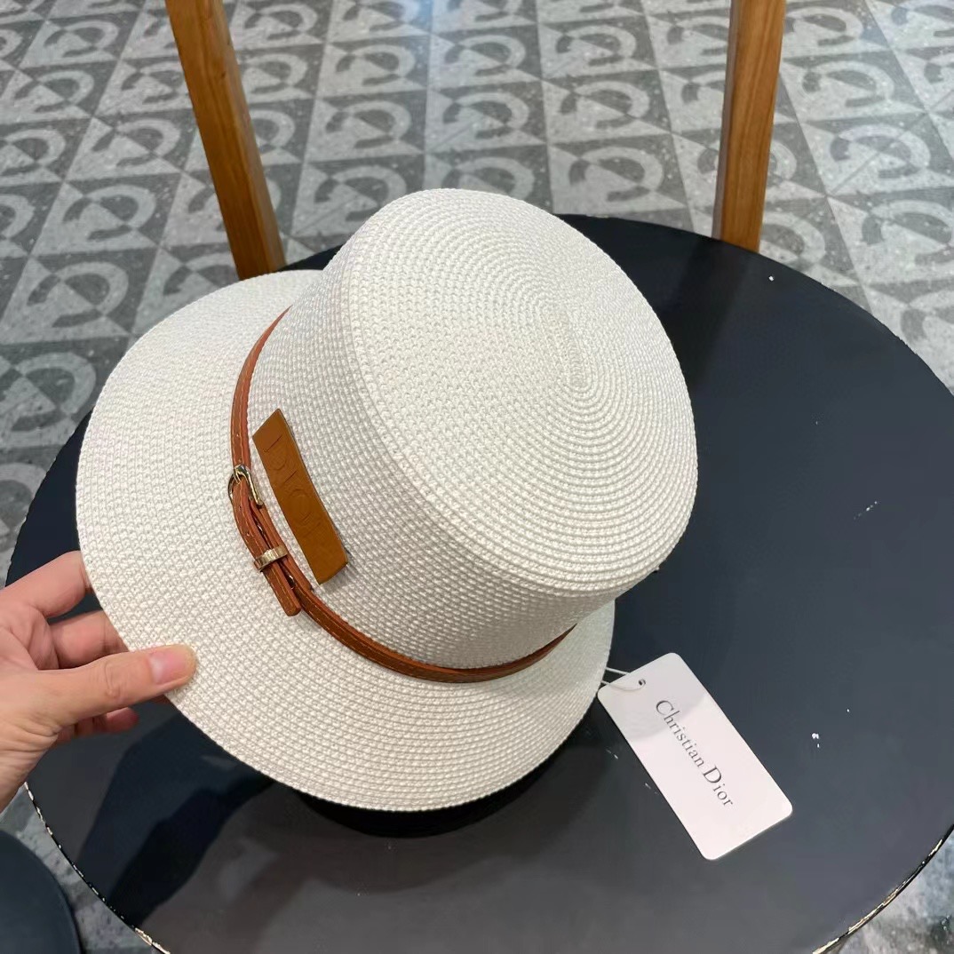    Dior迪奥新款草帽，高密度制作，一顶超级有品位的草帽了~出街首选！帽型超美腻颜色妥妥，轻便携带！