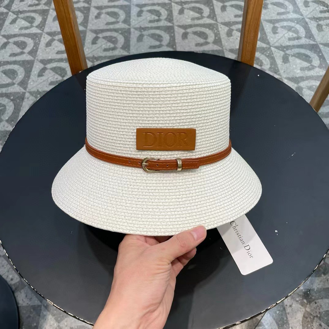    Dior迪奥新款草帽，高密度制作，一顶超级有品位的草帽了~出街首选！帽型超美腻颜色妥妥，轻便携带！