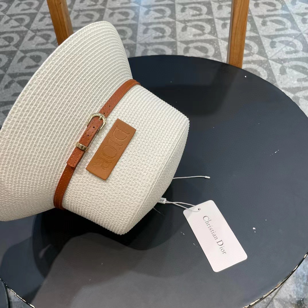    Dior迪奥新款草帽，高密度制作，一顶超级有品位的草帽了~出街首选！帽型超美腻颜色妥妥，轻便携带！