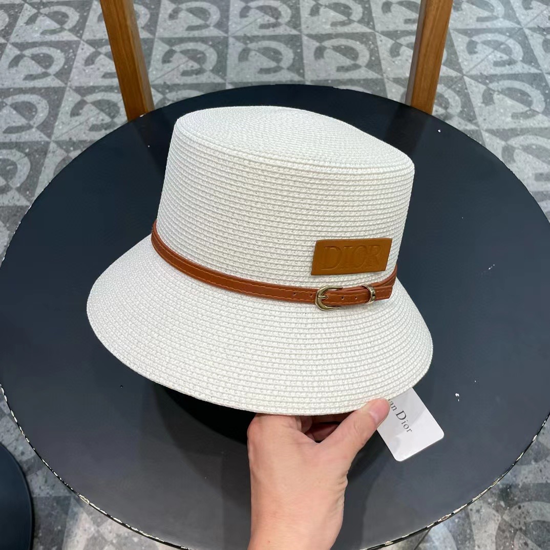    Dior迪奥新款草帽，高密度制作，一顶超级有品位的草帽了~出街首选！帽型超美腻颜色妥妥，轻便携带！