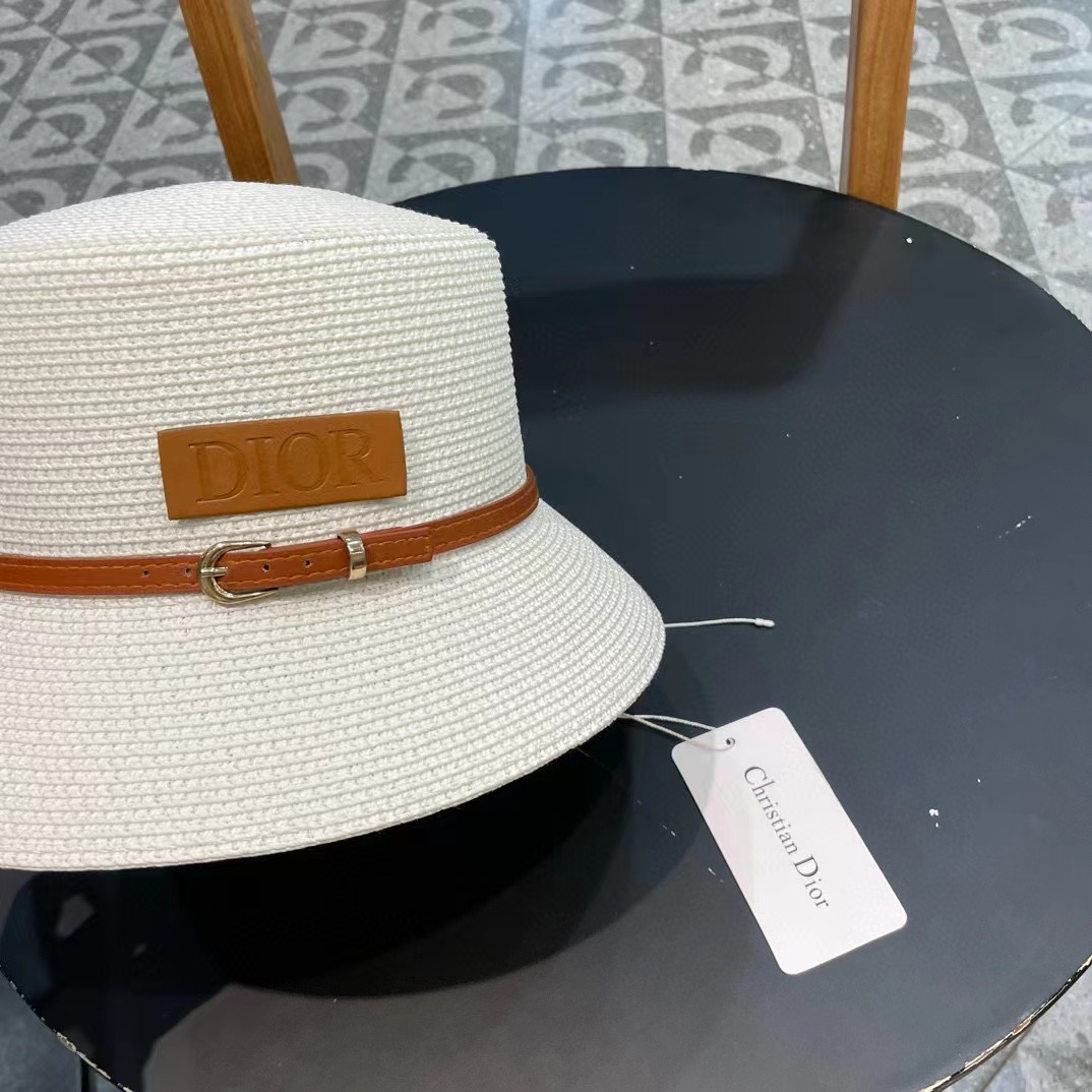    Dior迪奥新款草帽，高密度制作，一顶超级有品位的草帽了~出街首选！帽型超美腻颜色妥妥，轻便携带！