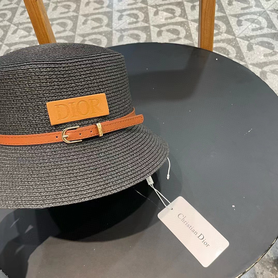    Dior迪奥新款草帽，高密度制作，一顶超级有品位的草帽了~出街首选！帽型超美腻颜色妥妥，轻便携带！
