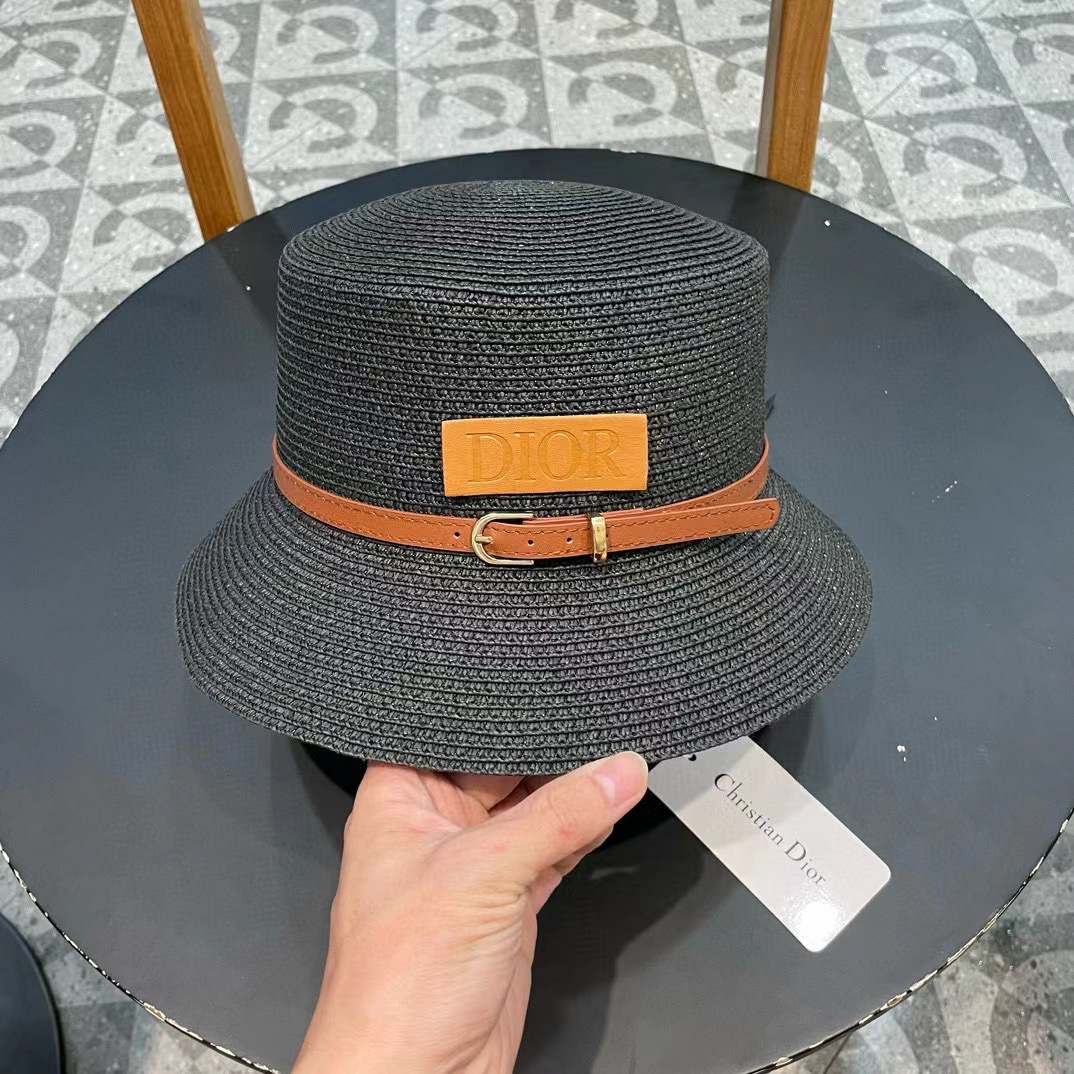    Dior迪奥新款草帽，高密度制作，一顶超级有品位的草帽了~出街首选！帽型超美腻颜色妥妥，轻便携带！