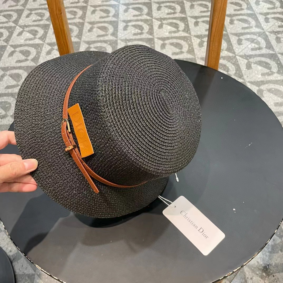    Dior迪奥新款草帽，高密度制作，一顶超级有品位的草帽了~出街首选！帽型超美腻颜色妥妥，轻便携带！