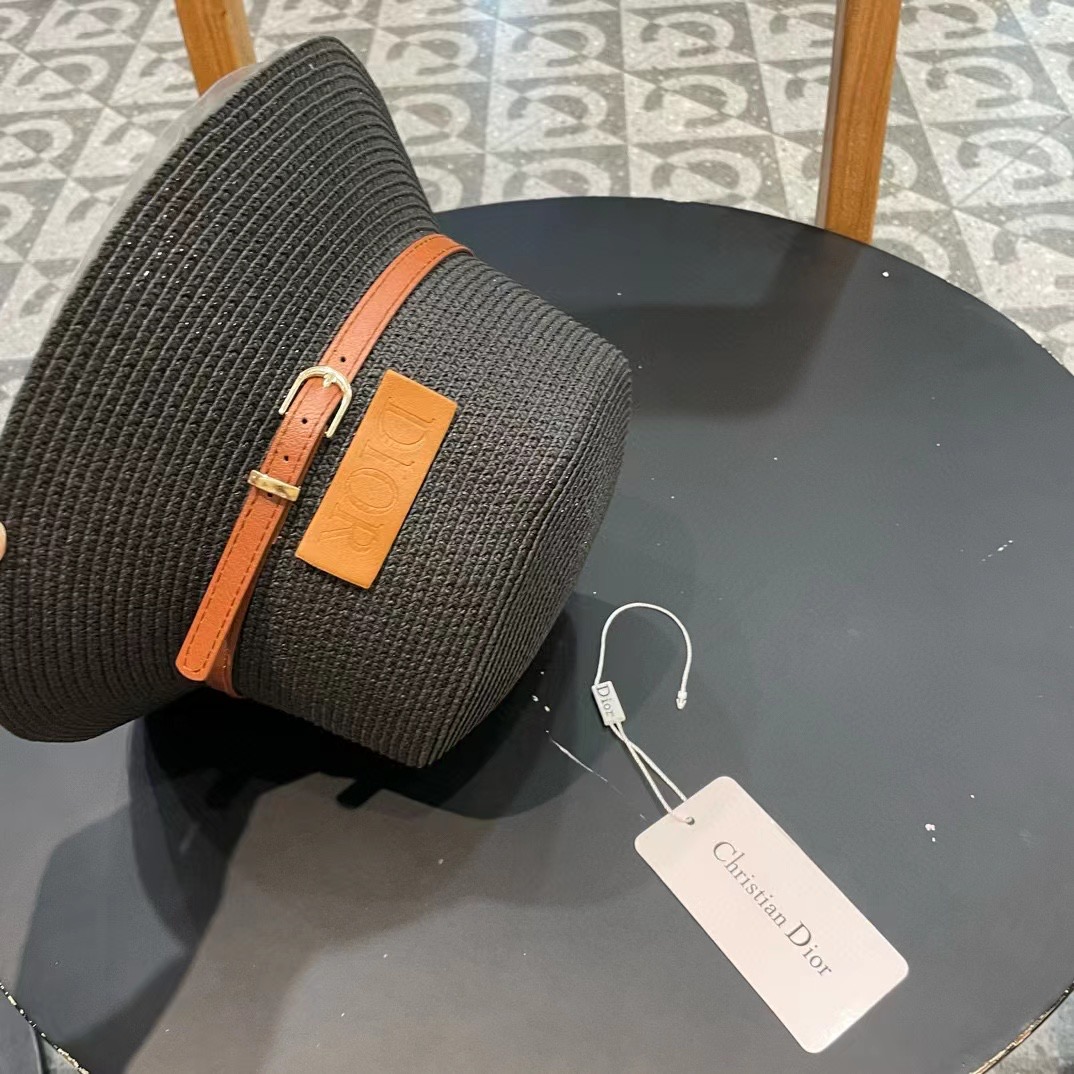    Dior迪奥新款草帽，高密度制作，一顶超级有品位的草帽了~出街首选！帽型超美腻颜色妥妥，轻便携带！