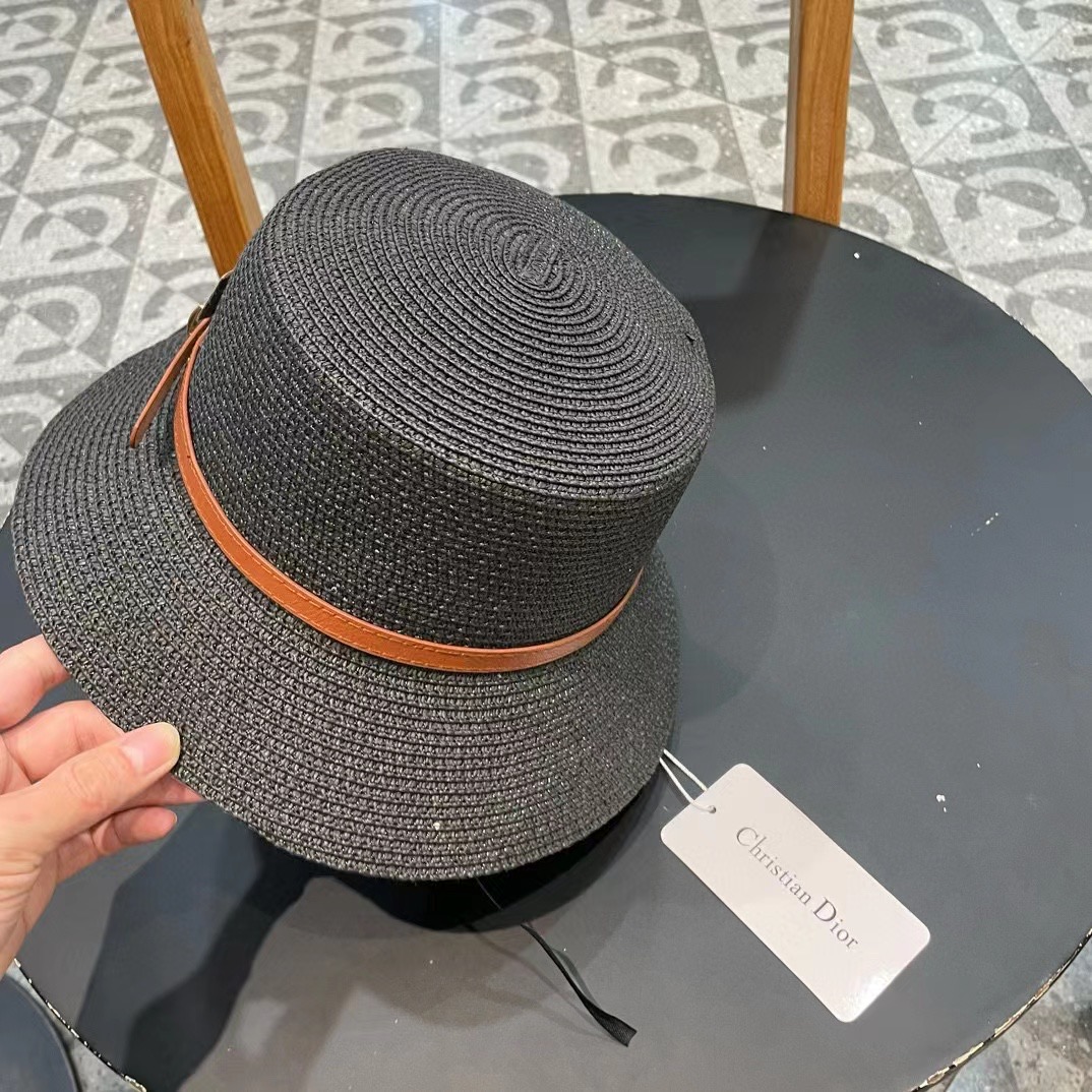    Dior迪奥新款草帽，高密度制作，一顶超级有品位的草帽了~出街首选！帽型超美腻颜色妥妥，轻便携带！