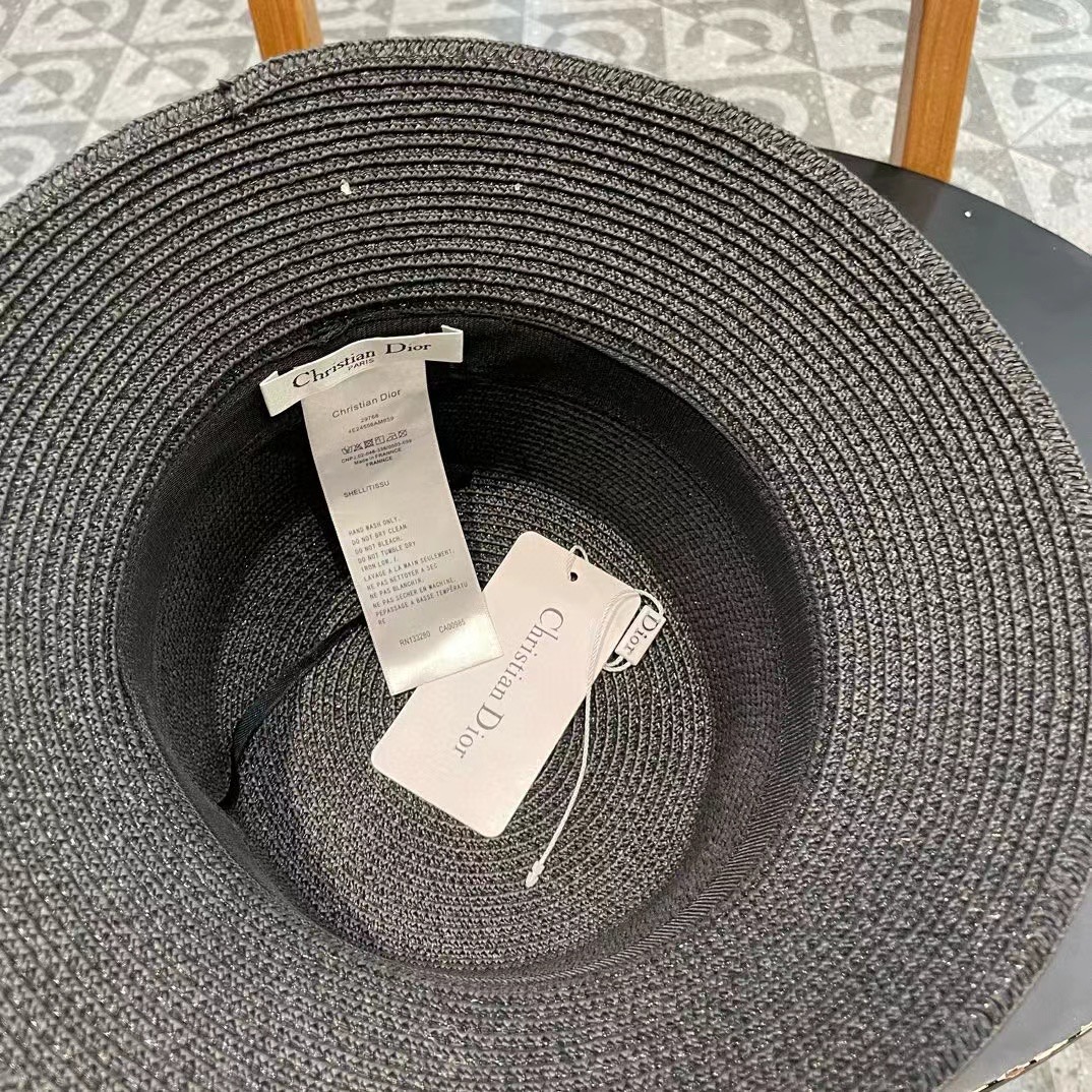    Dior迪奥新款草帽，高密度制作，一顶超级有品位的草帽了~出街首选！帽型超美腻颜色妥妥，轻便携带！