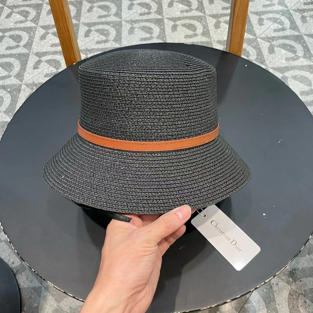    Dior迪奥新款草帽，高密度制作，一顶超级有品位的草帽了~出街首选！帽型超美腻颜色妥妥，轻便携带！