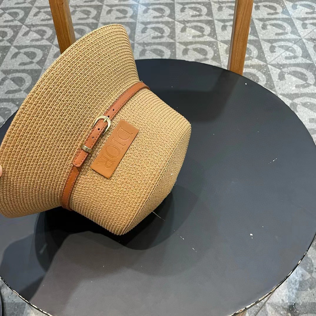    Dior迪奥新款草帽，高密度制作，一顶超级有品位的草帽了~出街首选！帽型超美腻颜色妥妥，轻便携带！