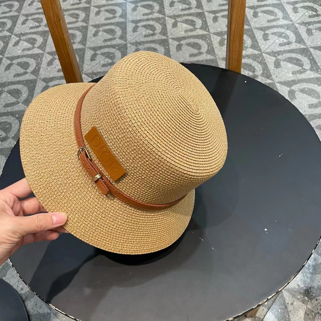    Dior迪奥新款草帽，高密度制作，一顶超级有品位的草帽了~出街首选！帽型超美腻颜色妥妥，轻便携带！