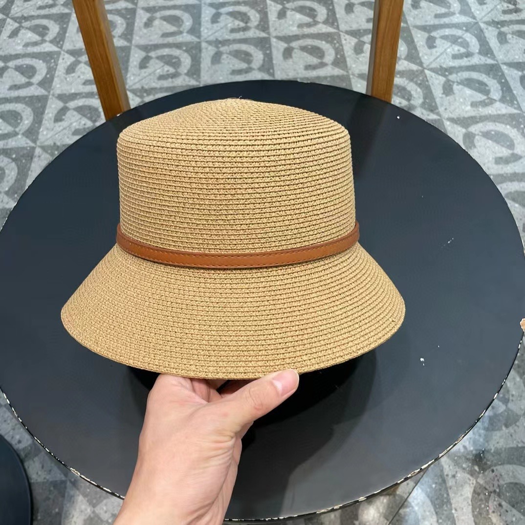    Dior迪奥新款草帽，高密度制作，一顶超级有品位的草帽了~出街首选！帽型超美腻颜色妥妥，轻便携带！