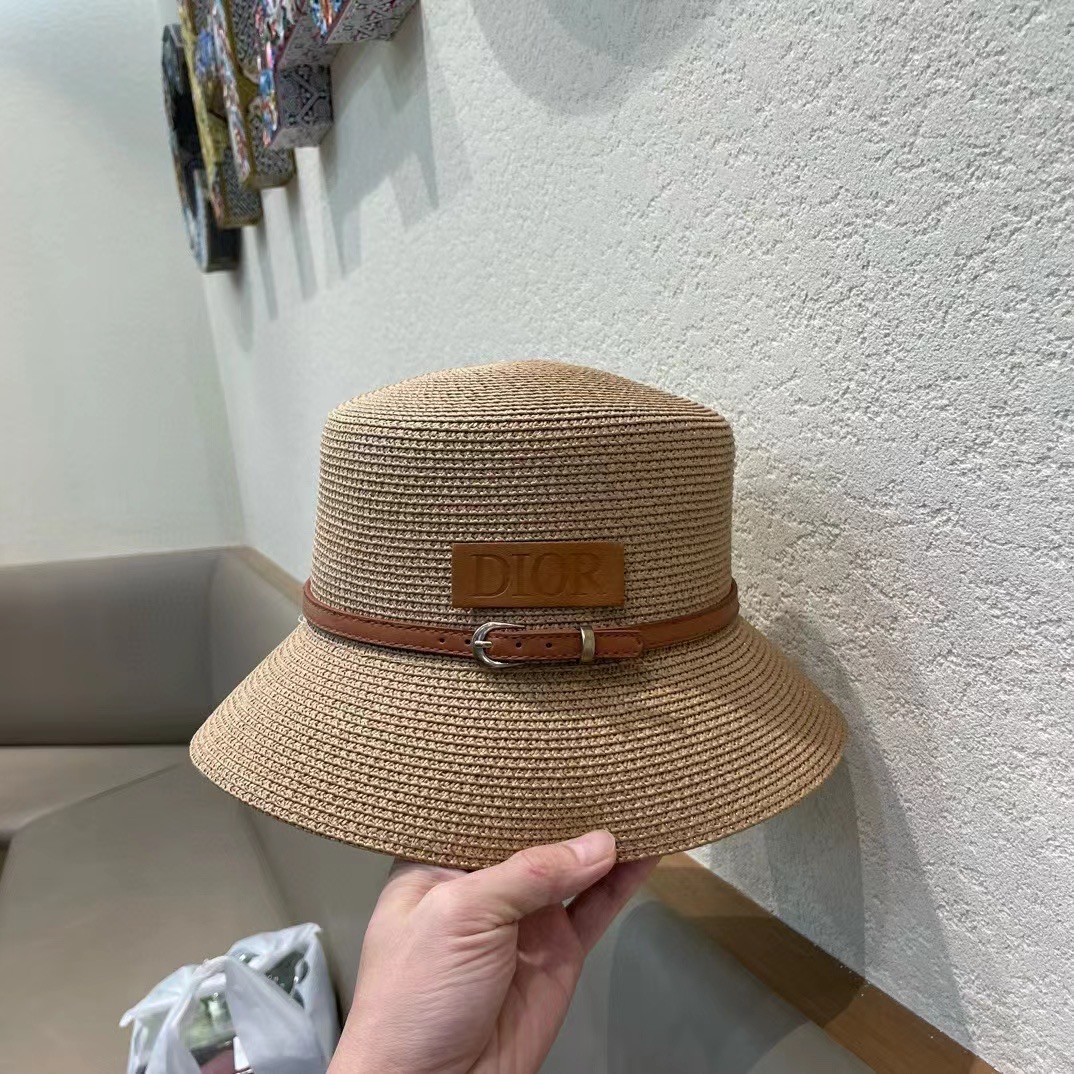    Dior迪奥新款草帽，高密度制作，一顶超级有品位的草帽了~出街首选！帽型超美腻颜色妥妥，轻便携带！
