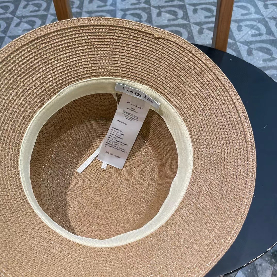    Dior迪奥新款草帽，高密度制作，一顶超级有品位的草帽了~出街首选！帽型超美腻颜色妥妥，轻便携带！