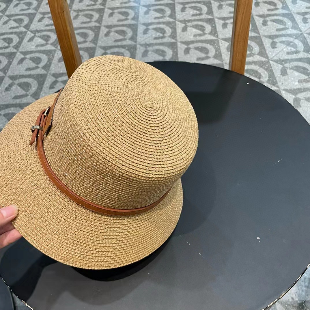    Dior迪奥新款草帽，高密度制作，一顶超级有品位的草帽了~出街首选！帽型超美腻颜色妥妥，轻便携带！